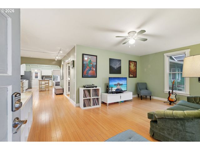 7624 Se MORRISON St, Portland, OR 97215