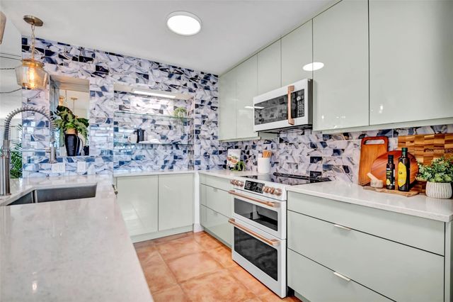 910 PINELLAS BAYWAY S 107, Tierra Verde, FL 33715