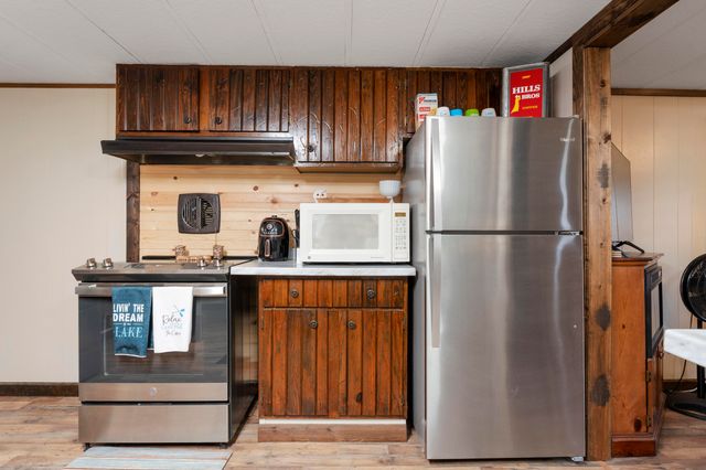 25200 S 607 Lane, Grove, OK 74344