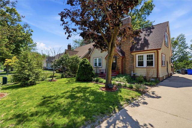 1017 26th St SE, Cedar Rapids, IA 52403