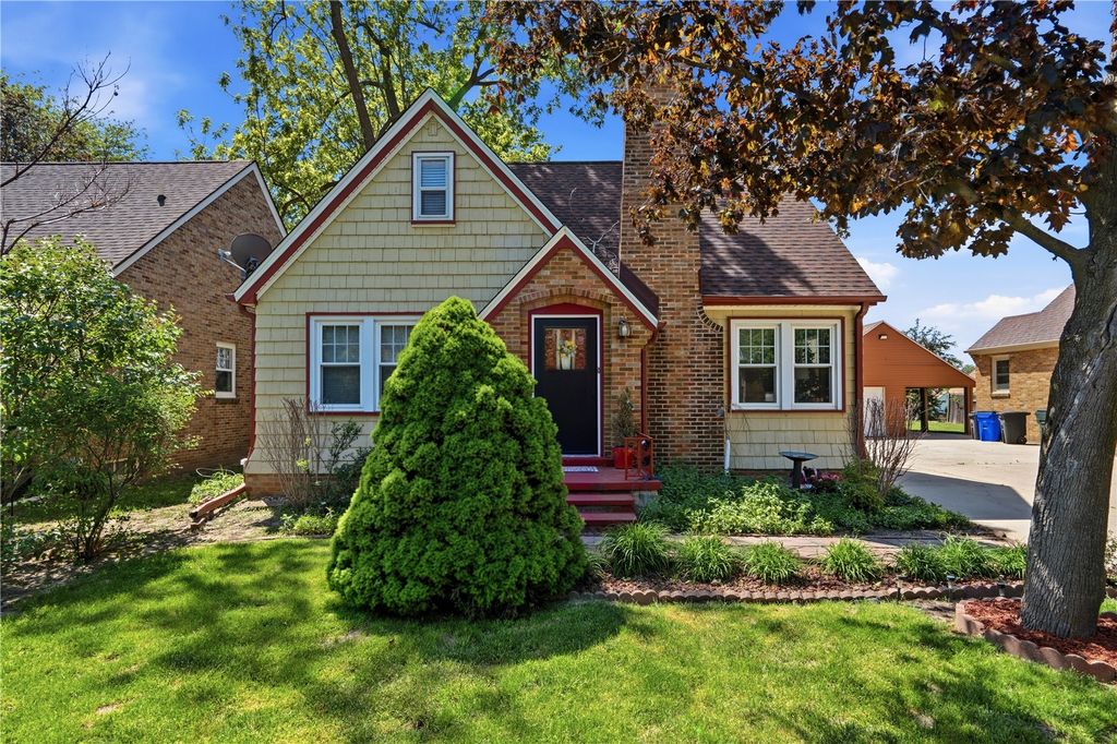 1017 26th St SE, Cedar Rapids, IA 52403