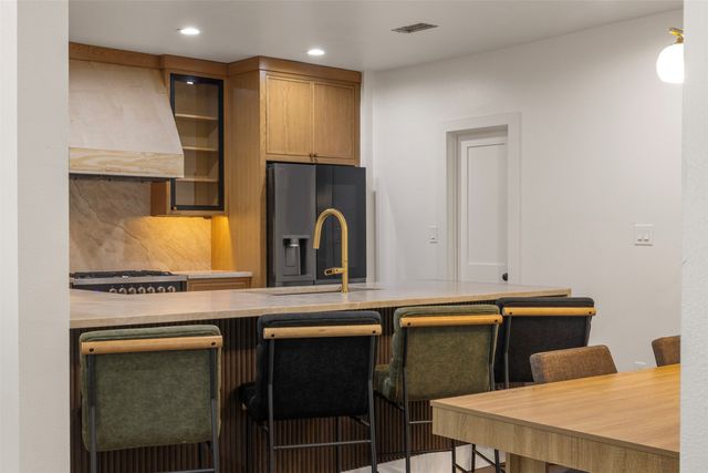 422 S Montreal Avenue, Dallas, TX 75208