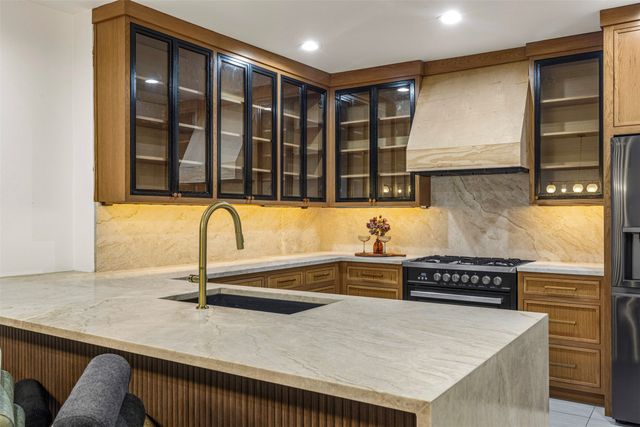 422 S Montreal Avenue, Dallas, TX 75208