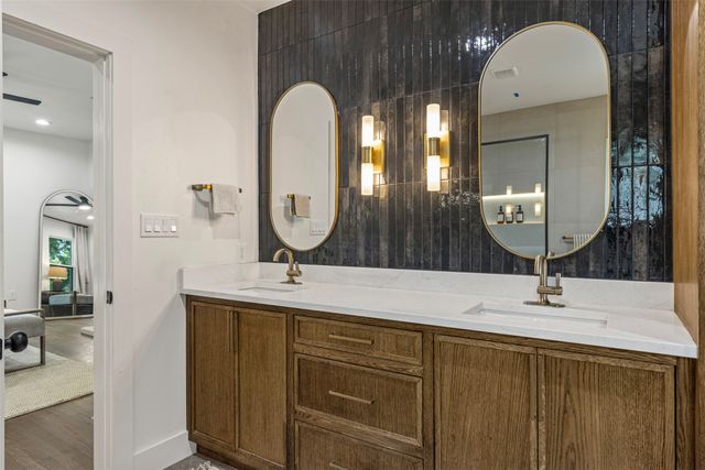 422 S Montreal Avenue, Dallas, TX 75208