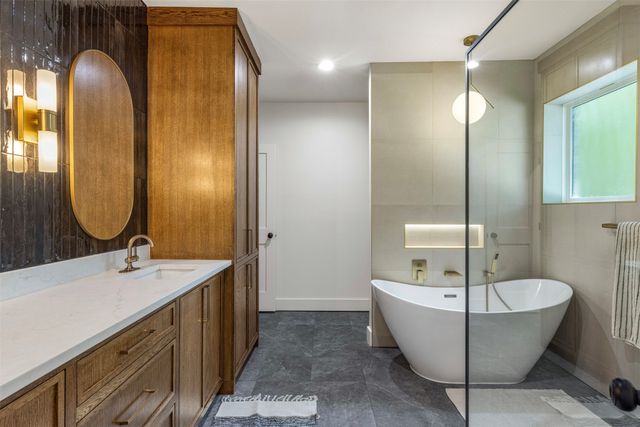 422 S Montreal Avenue, Dallas, TX 75208