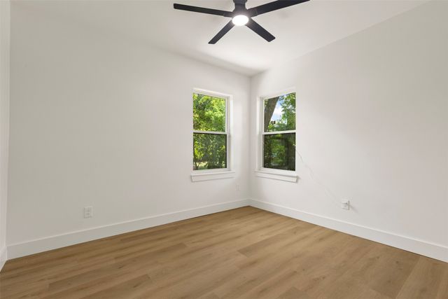 422 S Montreal Avenue, Dallas, TX 75208