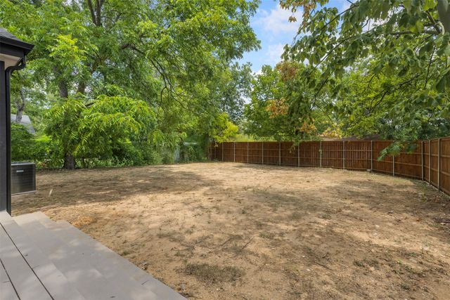 422 S Montreal Avenue, Dallas, TX 75208