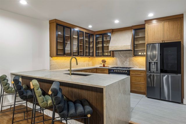 422 S Montreal Avenue, Dallas, TX 75208