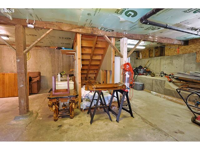 1048 ELROD Ave, Coos Bay, OR 97420