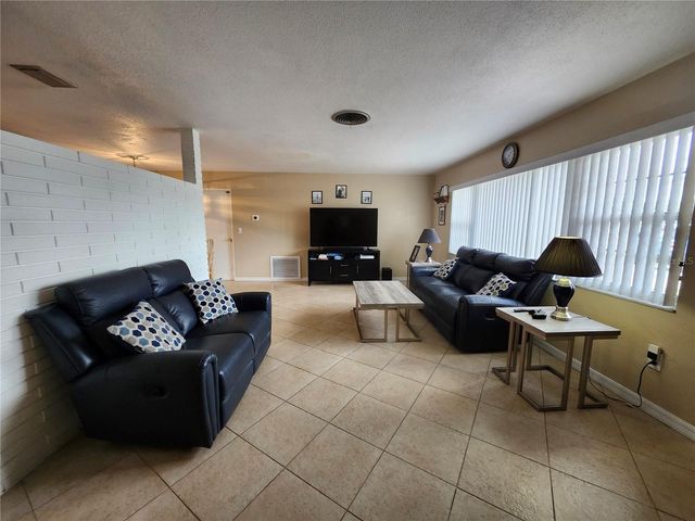 5700 30TH AVENUE N, St Petersburg, FL 33710