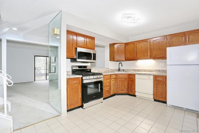 161 Treetop Circle 161, Nanuet, NY 10954