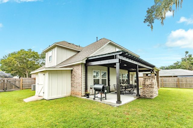 213 N Amherst Drive, West Columbia, TX 77486