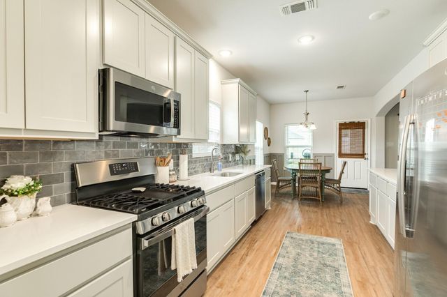 213 N Amherst Drive, West Columbia, TX 77486