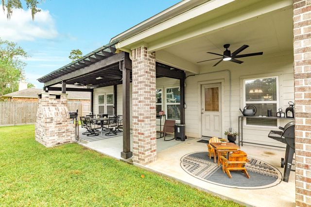 213 N Amherst Drive, West Columbia, TX 77486