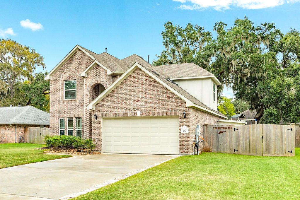 213 N Amherst Drive, West Columbia, TX 77486