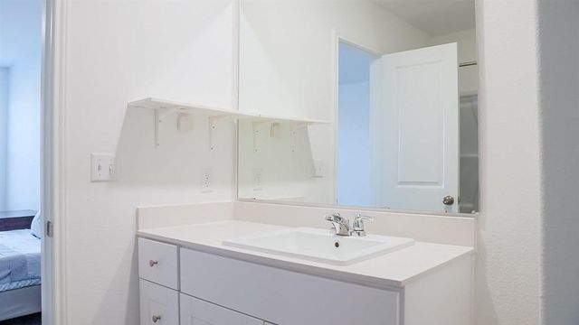 2400 Willkomen WAY, Pflugerville, TX 78660