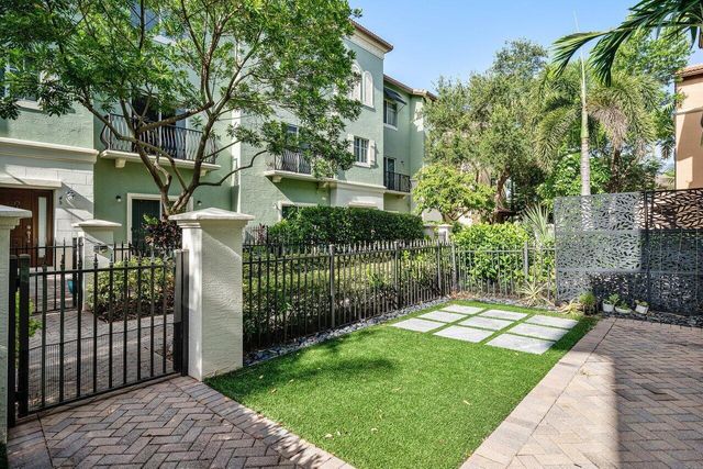 48 NW HAWTHORNE Place, Boca Raton, FL 33432
