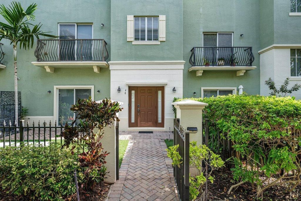 48 NW HAWTHORNE Place, Boca Raton, FL 33432