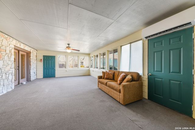 1033 E Live Oak, Schertz, TX 78154