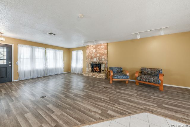 1033 E Live Oak, Schertz, TX 78154