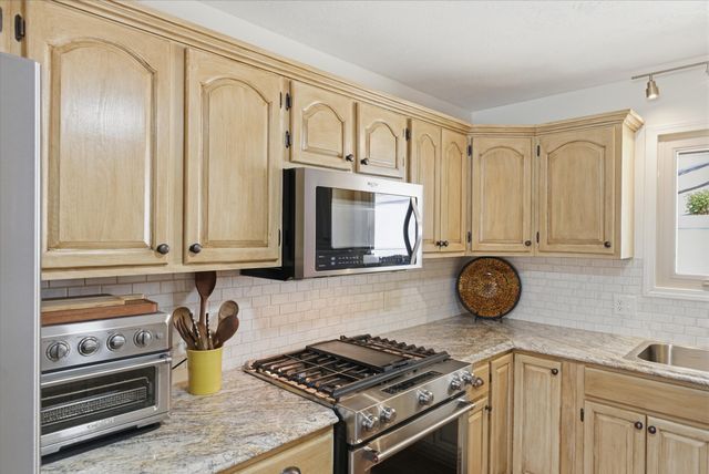 1077 Cliffs Edge Road, East Bernstadt, KY 40729