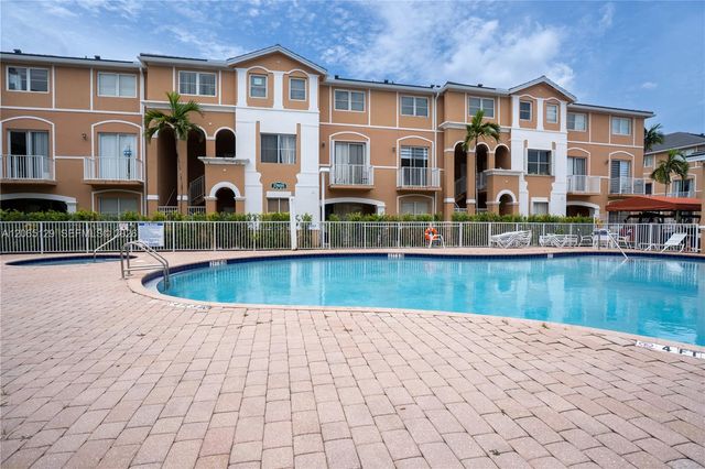 17600 NW 73rd Avenue 201-6, Hialeah, FL 33015