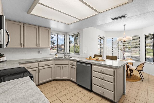 1098 Willow Creek Dr, Yuba City, CA 95991