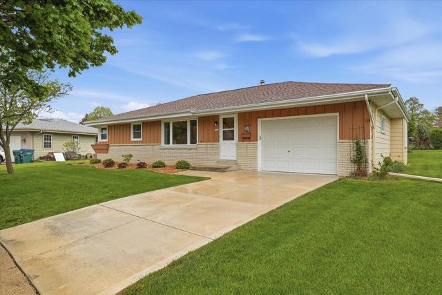 5302 Lakeview DRIVE, Greendale, WI 53129