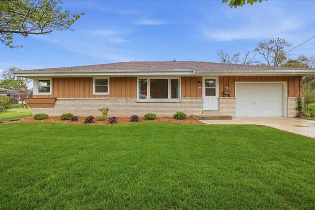 5302 Lakeview DRIVE, Greendale, WI 53129