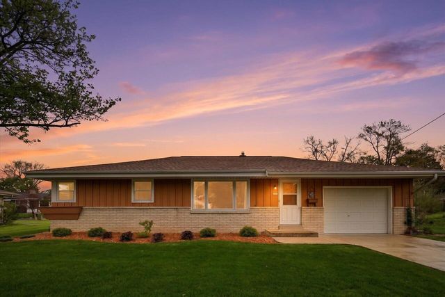 5302 Lakeview DRIVE, Greendale, WI 53129