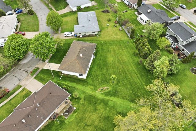 5302 Lakeview DRIVE, Greendale, WI 53129