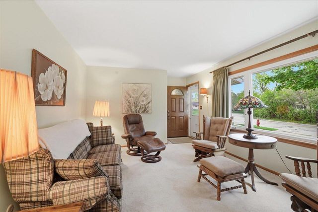 5302 Lakeview DRIVE, Greendale, WI 53129