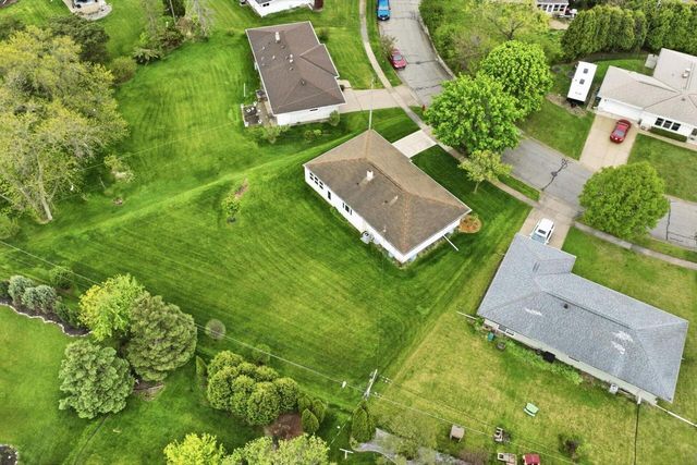 5302 Lakeview DRIVE, Greendale, WI 53129