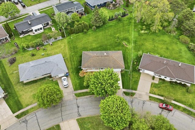 5302 Lakeview DRIVE, Greendale, WI 53129