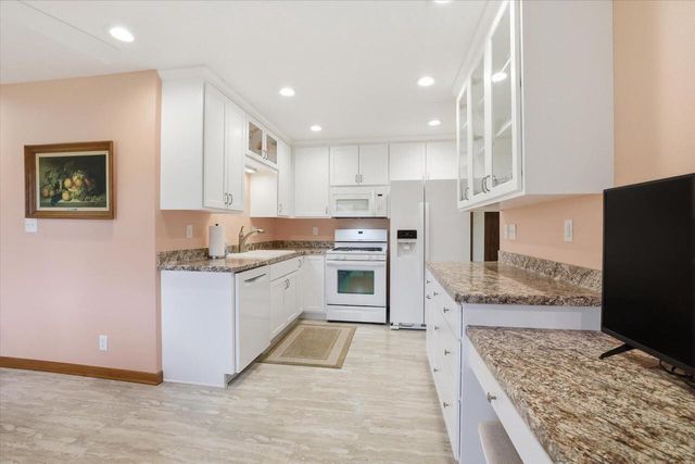 5302 Lakeview DRIVE, Greendale, WI 53129