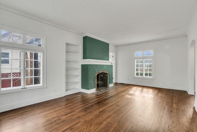 526 W Jackson Street, Woodstock, IL 60098
