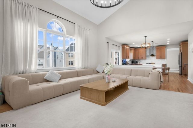 86 Treetops Cir, Franklin Twp., NJ 08540