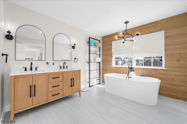 86 Treetops Cir, Franklin Twp., NJ 08540