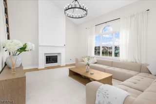 86 Treetops Cir, Franklin Twp., NJ 08540