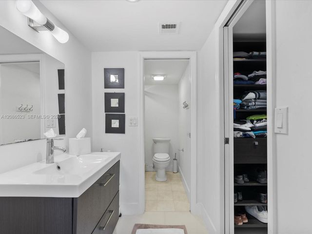 3675 N Country Club Drive 1607, Aventura, FL 33180