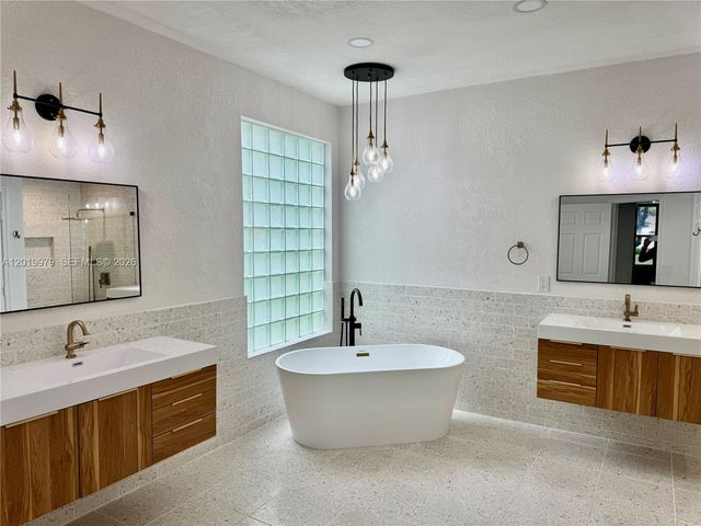 2525 Bay Pointe Court, Weston, FL 33327