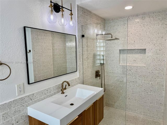 2525 Bay Pointe Court, Weston, FL 33327