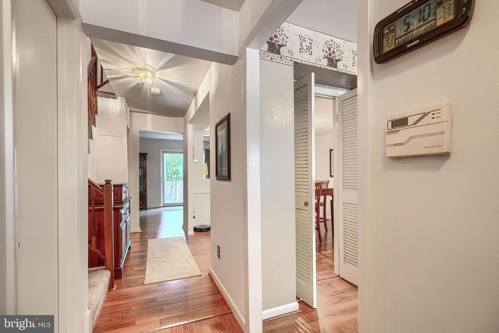 Image 3 of property listing at 34 CASTLEBAR CT, Lutherville Timonium, MD 21093