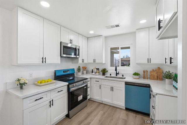 821 W Fairmont Avenue, Clovis, CA 93612