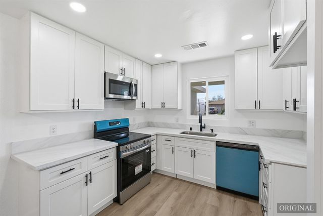 821 W Fairmont Avenue, Clovis, CA 93612