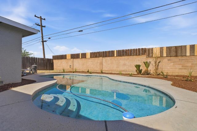 821 W Fairmont Avenue, Clovis, CA 93612