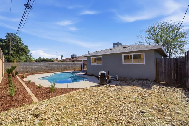 821 W Fairmont Avenue, Clovis, CA 93612