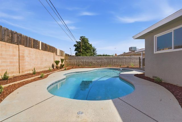 821 W Fairmont Avenue, Clovis, CA 93612