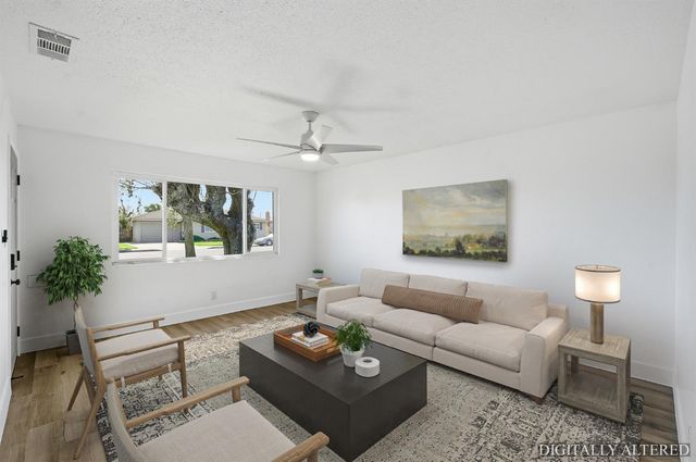 821 W Fairmont Avenue, Clovis, CA 93612