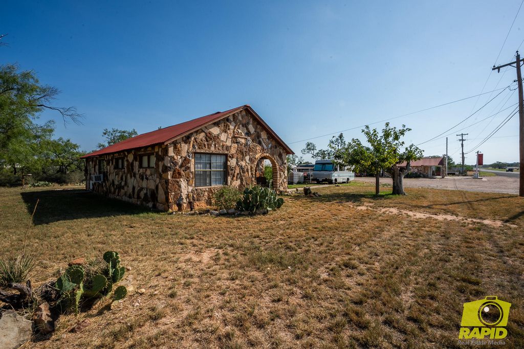 Image 4 of property listing at 425 Highland Park, Robert Lee, TX 76945